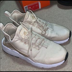 Woman’s Nike huraches